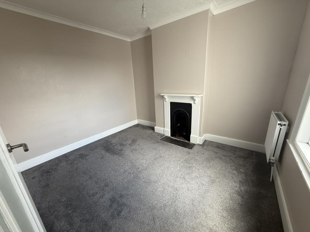 Lot: 154 - END-TERRACE PROPERTY FOR UPDATING - Bedroom two